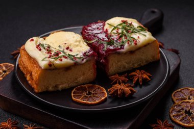 Lezzetli tatlı brioche sandviç, ahududu reçeli ve ricotta kremalı koyu beton arka planda