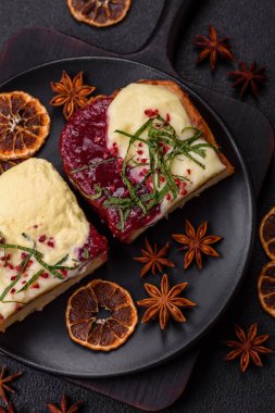 Lezzetli tatlı brioche sandviç, ahududu reçeli ve ricotta kremalı koyu beton arka planda