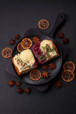 Lezzetli tatlı brioche sandviç, ahududu reçeli ve ricotta kremalı koyu beton arka planda