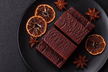 Koyu beton arka planda kremalı ve waffle 'lı dikdörtgen çikolatalı şekerler.