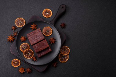 Koyu beton arka planda kremalı ve waffle 'lı dikdörtgen çikolatalı şekerler.