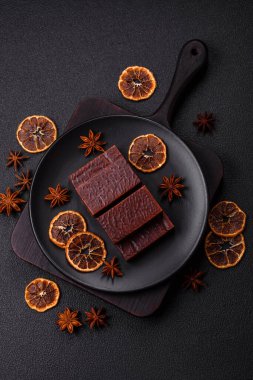 Koyu beton arka planda kremalı ve waffle 'lı dikdörtgen çikolatalı şekerler.