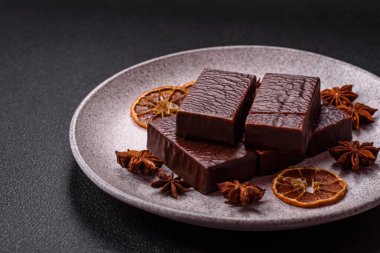 Koyu beton arka planda kremalı ve waffle 'lı dikdörtgen çikolatalı şekerler.