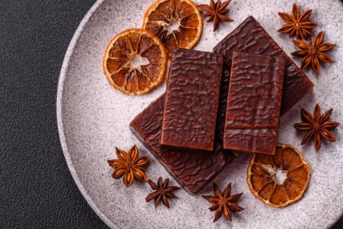 Koyu beton arka planda kremalı ve waffle 'lı dikdörtgen çikolatalı şekerler.