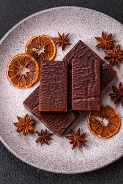 Koyu beton arka planda kremalı ve waffle 'lı dikdörtgen çikolatalı şekerler.