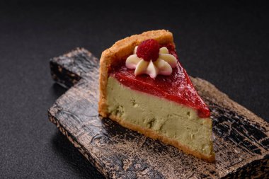 Ahududu ve şam fıstığı aromalı lezzetli tatlı cheesecake.