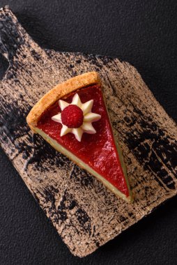 Ahududu ve şam fıstığı aromalı lezzetli tatlı cheesecake.