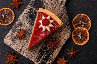 Ahududu ve şam fıstığı aromalı lezzetli tatlı cheesecake.