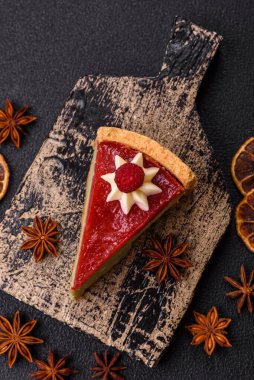 Ahududu ve şam fıstığı aromalı lezzetli tatlı cheesecake.