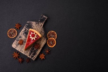 Ahududu ve şam fıstığı aromalı lezzetli tatlı cheesecake.