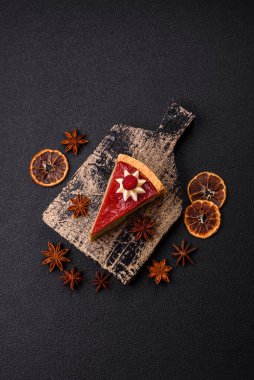 Ahududu ve şam fıstığı aromalı lezzetli tatlı cheesecake.