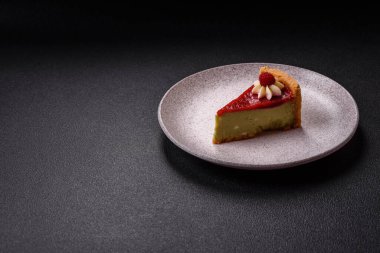 Ahududu ve şam fıstığı aromalı lezzetli tatlı cheesecake.