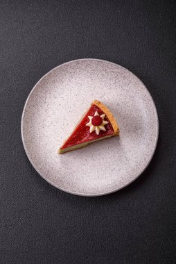 Ahududu ve şam fıstığı aromalı lezzetli tatlı cheesecake.