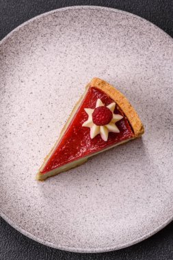 Ahududu ve şam fıstığı aromalı lezzetli tatlı cheesecake.