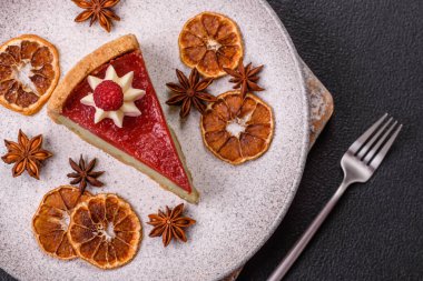 Ahududu ve şam fıstığı aromalı lezzetli tatlı cheesecake.