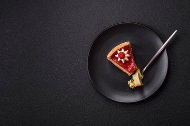 Ahududu ve şam fıstığı aromalı lezzetli tatlı cheesecake.