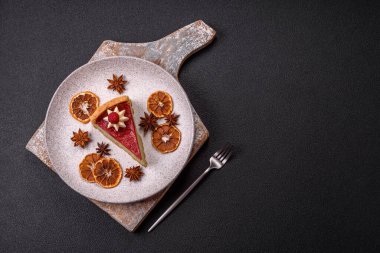 Ahududu ve şam fıstığı aromalı lezzetli tatlı cheesecake.