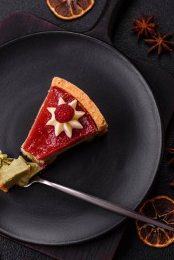 Ahududu ve şam fıstığı aromalı lezzetli tatlı cheesecake.