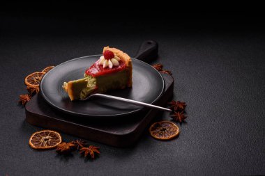 Ahududu ve şam fıstığı aromalı lezzetli tatlı cheesecake.