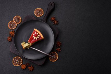 Ahududu ve şam fıstığı aromalı lezzetli tatlı cheesecake.