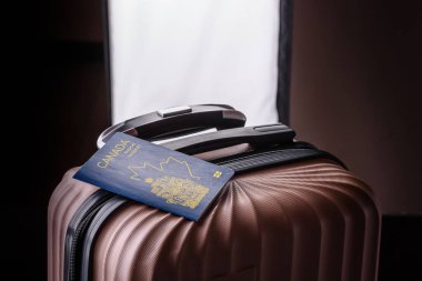Bir bavulda Kanada vatandaşının uluslararası pasaportu havaalanından kalkış, uluslararası seyahat.