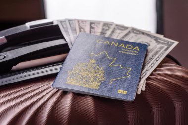 Bir bavulda Kanada vatandaşının uluslararası pasaportu havaalanından kalkış, uluslararası seyahat.