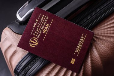 Uluslararası pasaport bavulunda İran vatandaşı, havaalanından kalkış, uluslararası seyahat