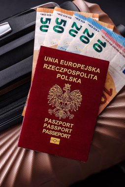 Bir bavulda Polonya vatandaşının uluslararası pasaportu havaalanından kalkış, uluslararası seyahat.