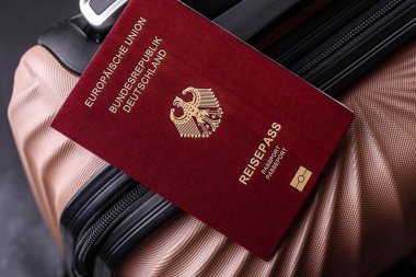 Bir bavulda Almanya vatandaşının uluslararası pasaportu havaalanından kalkış, uluslararası seyahat.