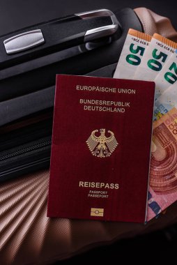 Bir bavulda Almanya vatandaşının uluslararası pasaportu havaalanından kalkış, uluslararası seyahat.