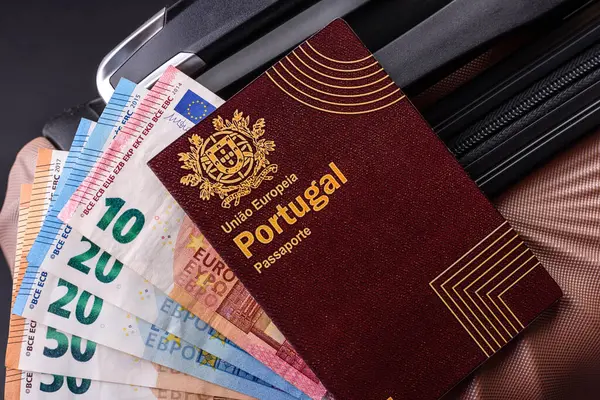 Bir bavulda Portekiz vatandaşının uluslararası pasaportu havaalanından kalkış, uluslararası seyahat.