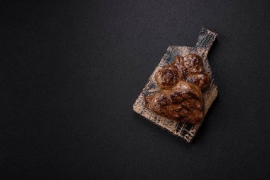 Tuz, baharat ve otlarla kaplanmış, koyu dokulu ızgara biftek.