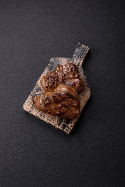 Tuz, baharat ve otlarla kaplanmış, koyu dokulu ızgara biftek.