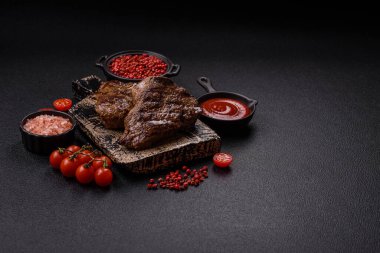 Tuz, baharat ve otlarla kaplanmış, koyu dokulu ızgara biftek.