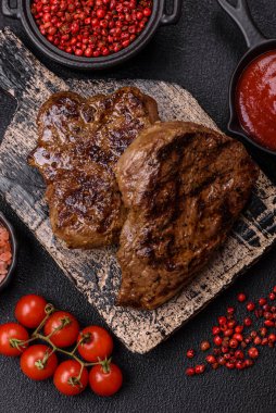 Tuz, baharat ve otlarla kaplanmış, koyu dokulu ızgara biftek.