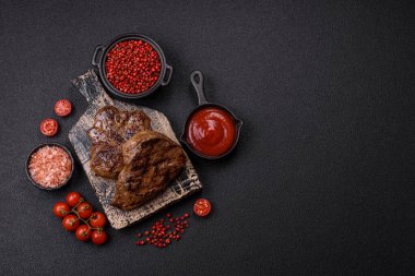 Tuz, baharat ve otlarla kaplanmış, koyu dokulu ızgara biftek.