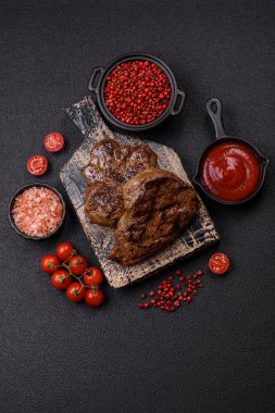 Tuz, baharat ve otlarla kaplanmış, koyu dokulu ızgara biftek.