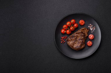 Tuz, baharat ve otlarla kaplanmış, koyu dokulu ızgara biftek.