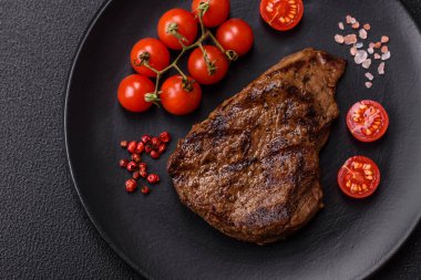 Tuz, baharat ve otlarla kaplanmış, koyu dokulu ızgara biftek.