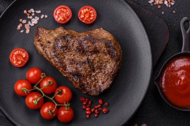 Tuz, baharat ve otlarla kaplanmış, koyu dokulu ızgara biftek.