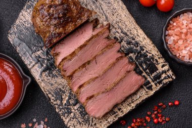 Tuz, baharat ve otlarla kaplanmış, koyu dokulu ızgara biftek.