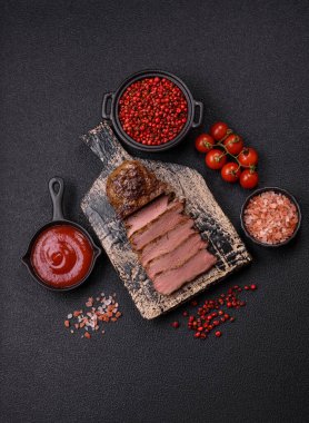 Tuz, baharat ve otlarla kaplanmış, koyu dokulu ızgara biftek.