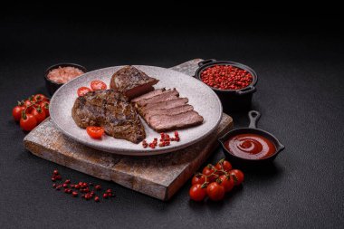 Tuz, baharat ve otlarla kaplanmış, koyu dokulu ızgara biftek.