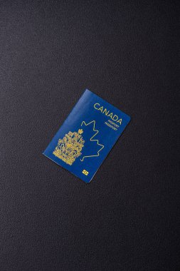 Koyu beton arka planda, uluslararası seyahat yapan bir Kanada vatandaşının uluslararası pasaportu