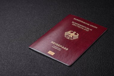 Almanya vatandaşının uluslararası pasaportu koyu beton arka planda, uluslararası seyahat