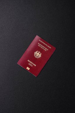 Almanya vatandaşının uluslararası pasaportu koyu beton arka planda, uluslararası seyahat