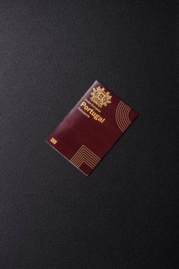 Portekiz vatandaşının uluslararası pasaportu koyu beton arka planda, uluslararası seyahat