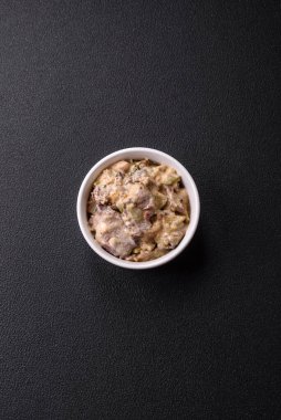 Bir kase sığır eti, bulgur, domates, kabak ve sos. Vejetaryen yemeği