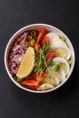 Ton balıklı salata, haşlanmış yumurta, vişneli domates, marul, tuz, baharat ve mikroyeşillik.