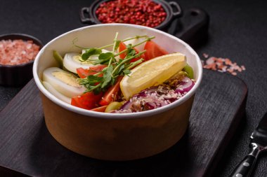 Ton balıklı salata, haşlanmış yumurta, vişneli domates, marul, tuz, baharat ve mikroyeşillik.